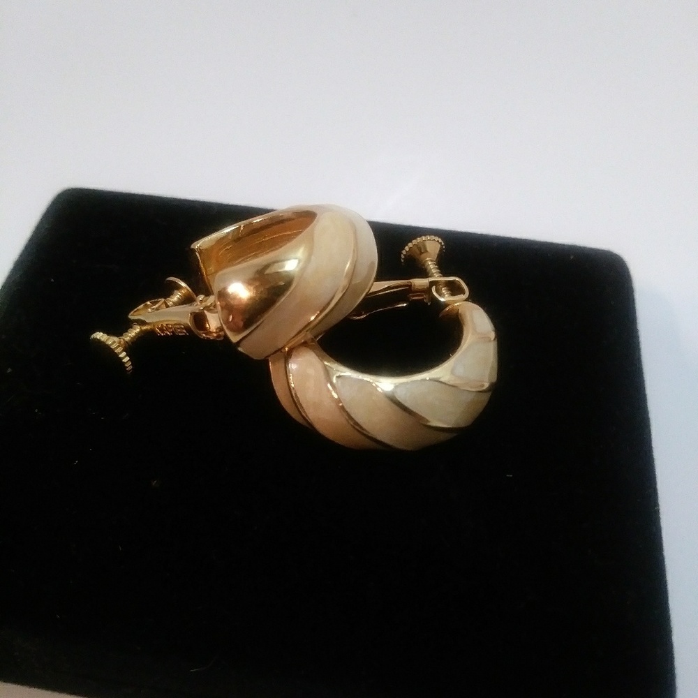 Vintage signed SCREW BACK earrings
